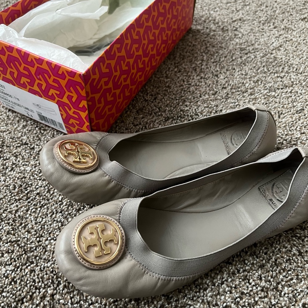 Tory Burch Caroline/elastic flats. Size 9.5. Gently used. Gold/taupe.